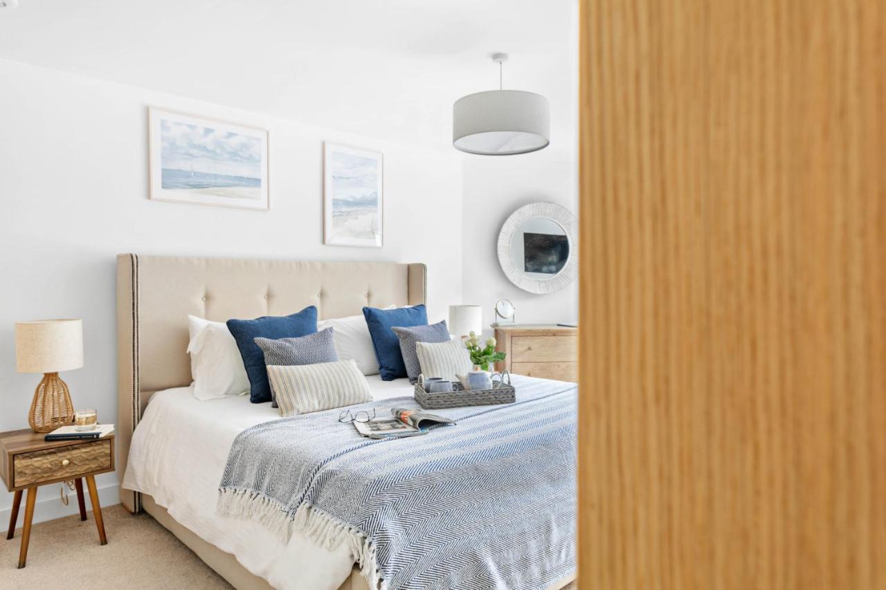 A7 Masts - Striking Beach Bolthole Apartment With Beautiful Sea Views Private Balcony & Parking Торки Экстерьер фото